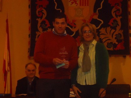 David Sierra recibió el segundo premio de manos de la concejal de Cultura, Josefina Herrera.