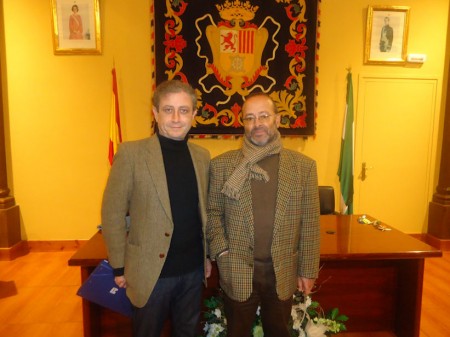 El patrocinador del concurso, Ramón Pérez Trujillo, junto al ganador, Juan de Molina.