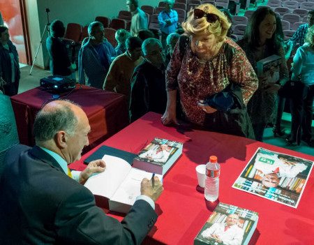 El doctor Antonio Rodrí­guez Carrión firma libros al finalizar la presentación.