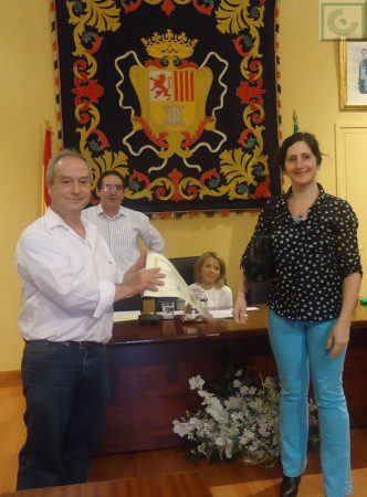 José Pino recibe el primer accésit de manos de Mercedes Gómez, en nombre de Editorial Tréveris.
