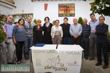 Organizadores, patrocinadores, miembros del jurado y premiados del II Concurso de Poesí­a 'La Ubriqueña'.