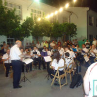 La Banda Municipal de Música de Ubrique, dirigida por Juan Pedro Viruez, durante el concierto a las puertas de la Peña Taurina Hermanos Bohórquez.