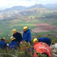 Actuación de los bomberos del parque de Ubrique en Villaluenga.