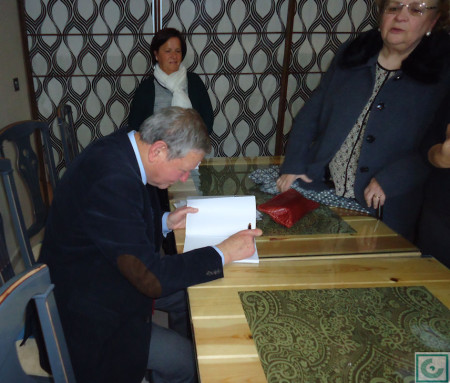 El autor, durante la firma de ejemplares.