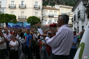 El secretario local de CCOO, Francisco Rubio, se dirige a los concentrados en la Plaza del Ayuntamiento