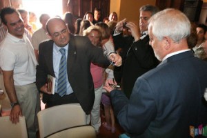Javier Cabezas entrega las llaves del Ayuntamiento a Manuel Toro.