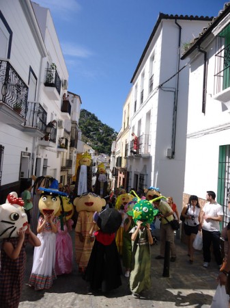 Gigantes y cabezudos de la Feria Chica, por la calle Real el 18 de junio de 2011