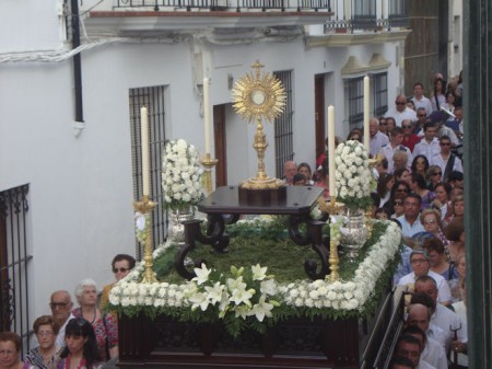 El paso de la procesión del Corpus, por la calle Botica (Foto: Merceditas)