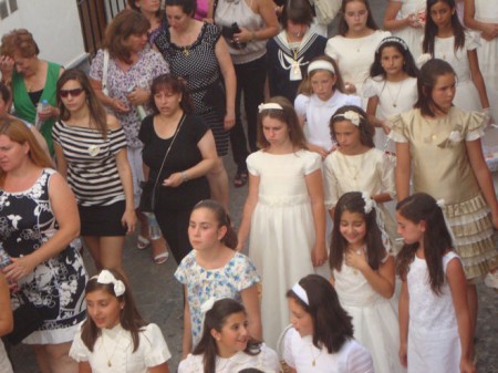 NIñas de primera comunión en la procesión del Corpus (Foto: Merceditas)