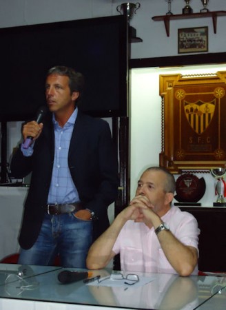 Cristóbal Soria, con el presidente de la Peña, José Navas