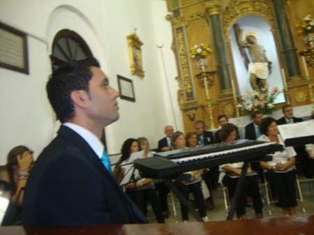 El director de la Coral, Juan Antonio Aibar Rubira, en la parroquia.