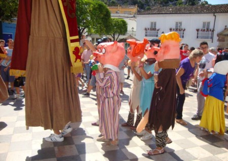Cabezudos, en La Plaza del Ayuntamiento, al comienzo de su recorrido (Foto: Merci).