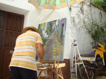 Participante en el concurso de pintura rápida al aire libre, en el casco antiguo.