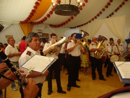 La Agrupación Musical Ubriqueña despide el pasacalles en la Caseta Municipal con un pasodoble.