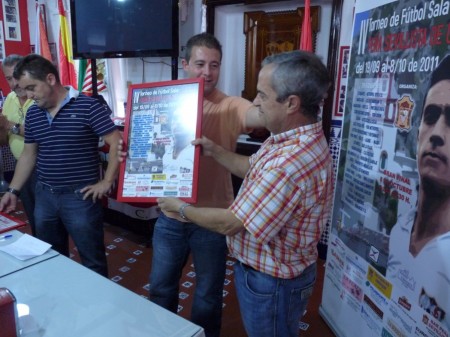 El directivo Miguel Bautista entrega un cuadro de agradecimiento al Comité Local de Fútbol Sala.