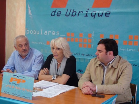 Teófila Martínez, junto al alcalde de Ubrique, Manuel Toro, en rueda de prensa.