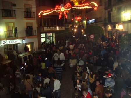 Público en la Pilita de Abajo y calle del Agua.