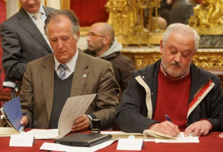 El alcalde de Ubrique, Manuel Toro, firma el convenio en Diputación.