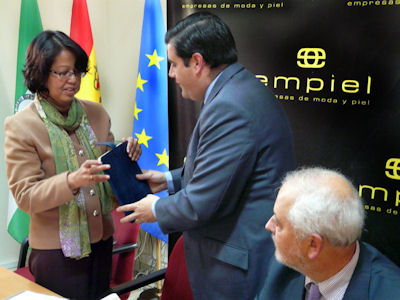 La embajadora de Indonesia, con el presidente de Empiel.