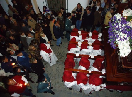 La procesión, por el casco antiguo.