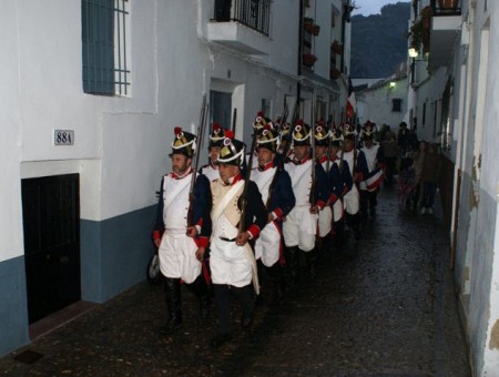 Desfile de "franceses" por el casco antiguo de Ubrique (Foto: www.ayuntamientoubrique.es).