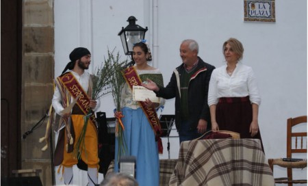 El alcalde, Manuel Toro, la concejal de Cultura, Josefina Herrera, y los serranos mayores de la fiesta (Foto: www.ayuntamientoubrique.es).
