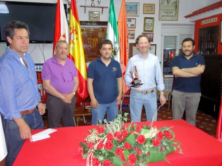 Antonio Medina, con el trofeo, con Manuel Castro, José Navas, Francisco Pérez León y Juan Manuel Román.