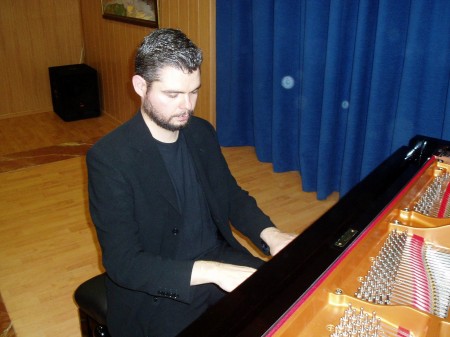 El pianista ubriqueño, en plena actuación.