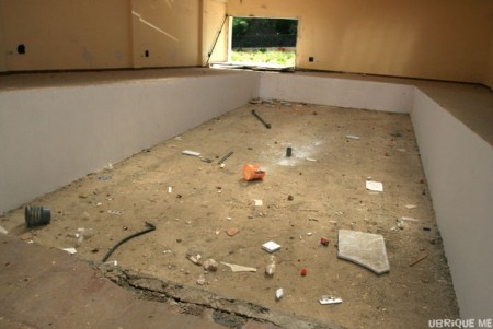 Estado de abandono y deterioro de una de las salas del Ecomuseo del Hábitat Rural.