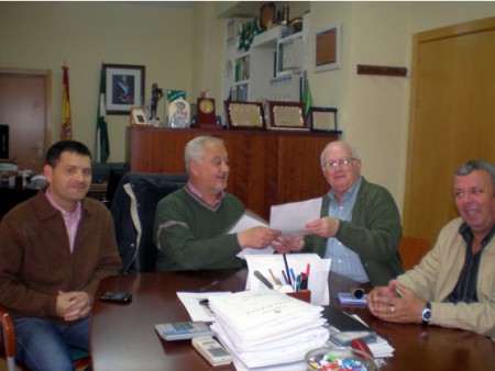 El alcalde, Manuel Toro, y el concejal de Medio Ambiente, Bartolomé Panal, con los representantes de Madre Coraje (Foto: www.ayuntamientoubrique.es).