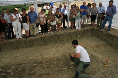 Los familiares atienden las explicaciones del arqueólgo Jesús Román.