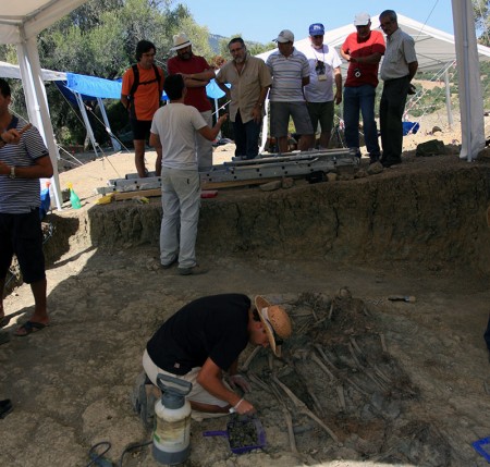 El arqueólogo Jdsús Román explica a los visitantes los pormenores de la excavación.