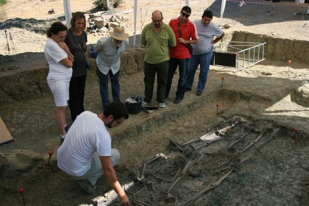 El arqueólogo Jesús Román explica a los portavoces de PSOE, PA e IU los pormenores del proceso de exhumación.