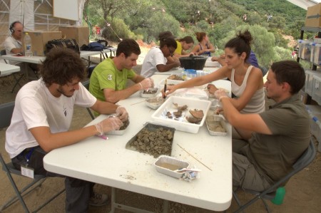 Operaciones de limpieza de restos óseos por parte de voluntarios del campo de trabajo de las excavaciones arqueológicas de las fosas comunes del Marrufo (Foto: Juande).