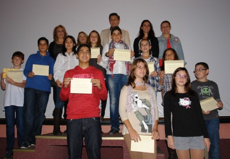 Premiados en los concursos escolares, con miembros del Ayuntamiento, ACU y Oficina de Turismo.