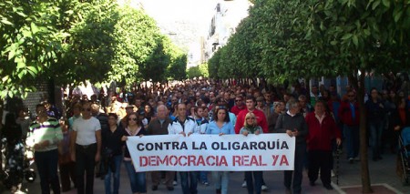 La manifestación, por la avenida de España (Foto: http://forosocialdeubrique.blogspot.com.es).