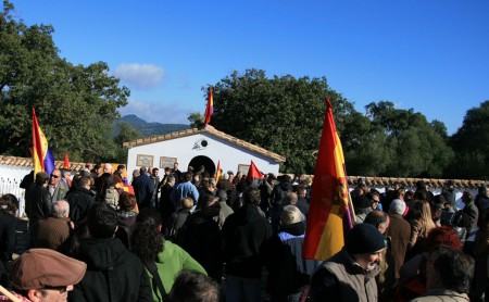 Asistentes al homaneja celebrado en el cementerio de la Sauceda.