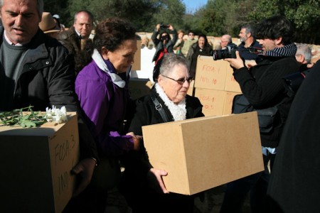Familiares de las víctimas portan los restos de las víctimas en el entierro celebrado en el cementerio de la Sauceda.