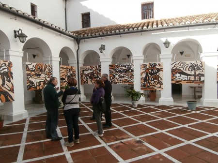 Paco Solano, en una visita guiada al Museo de la Piel, presenta a unos visitantes las características de la exposición-taller de Agüera.