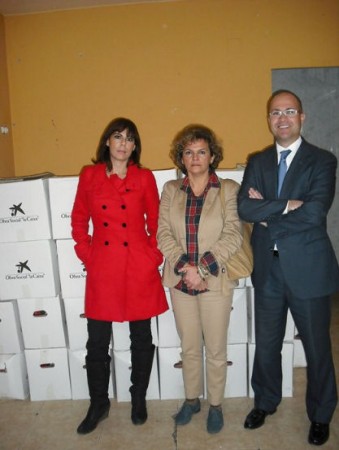 La concejal Pepi Gloria Pérez, con representantes de la entidad donante.
