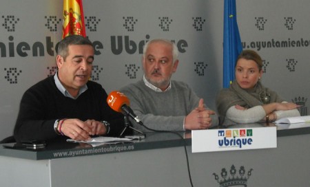 El diputado provincial Antonio García, el alcalde, Manuel Toro y la concejal Mª Remedios González.