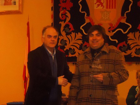 Juan José Gómez recibe el accésit de manos de Fernando Sígler, de Editorial Tréveris.