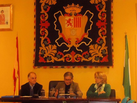 El patrocinador, Ramón Pérez Trujillo, de La Ubriqueña, entre la concejal de Cultura, Josefina Herrera, y Fernando Sígler., de Editorial Tréveris.