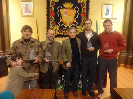 El patrocinador, Ramón Pérez, con los tres primeros premiados y uno de los mencionados con accésit.