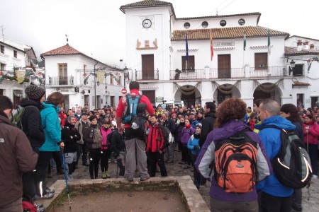 Los participantes, en la plaza del Ayuntamiento de Grazalema.