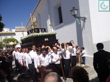 La procesión del Corpus, a la salida de la parroquia.