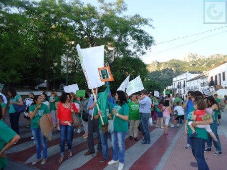 Los manifestantes, ante el colegio Benafélix.