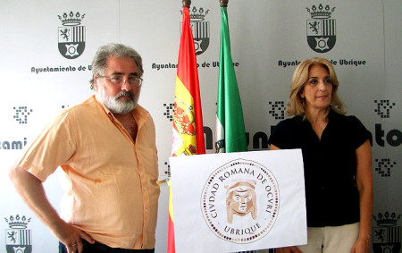 La edil de Cultura, Josefina Herrera, y el arqueólogo Luis Javier Guerrero.