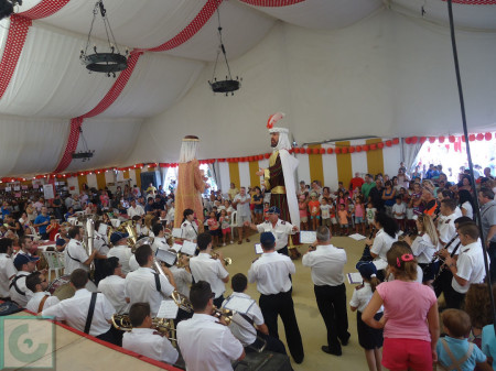 Danza final de los Gigantes a los sones de la Agrupación Musical Ubriqueña en la Caseta Municipal.