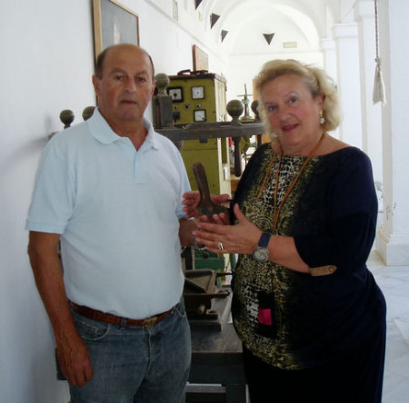 Pablo López entrega su patacabra a Maribel Lobato en el Museo de la Piel (Foto: Paco Solano).
